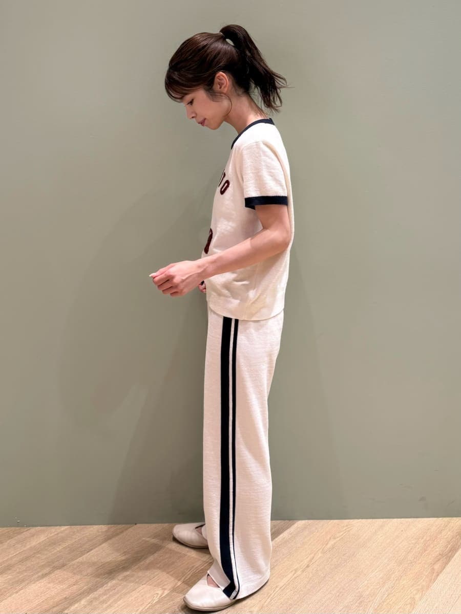 ホワイト系のルームウェア/パジャマ、ホワイト系のルームウェア/パジャマ、グレー系のペット用キャリーケースを着用したレディースの夏コーディネートの4枚目の写真