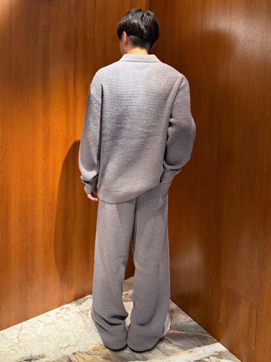 グレー系のルームウェア/パジャマ、グレー系のルームウェア/パジャマを着用したメンズの秋コーディネートの3枚目の写真