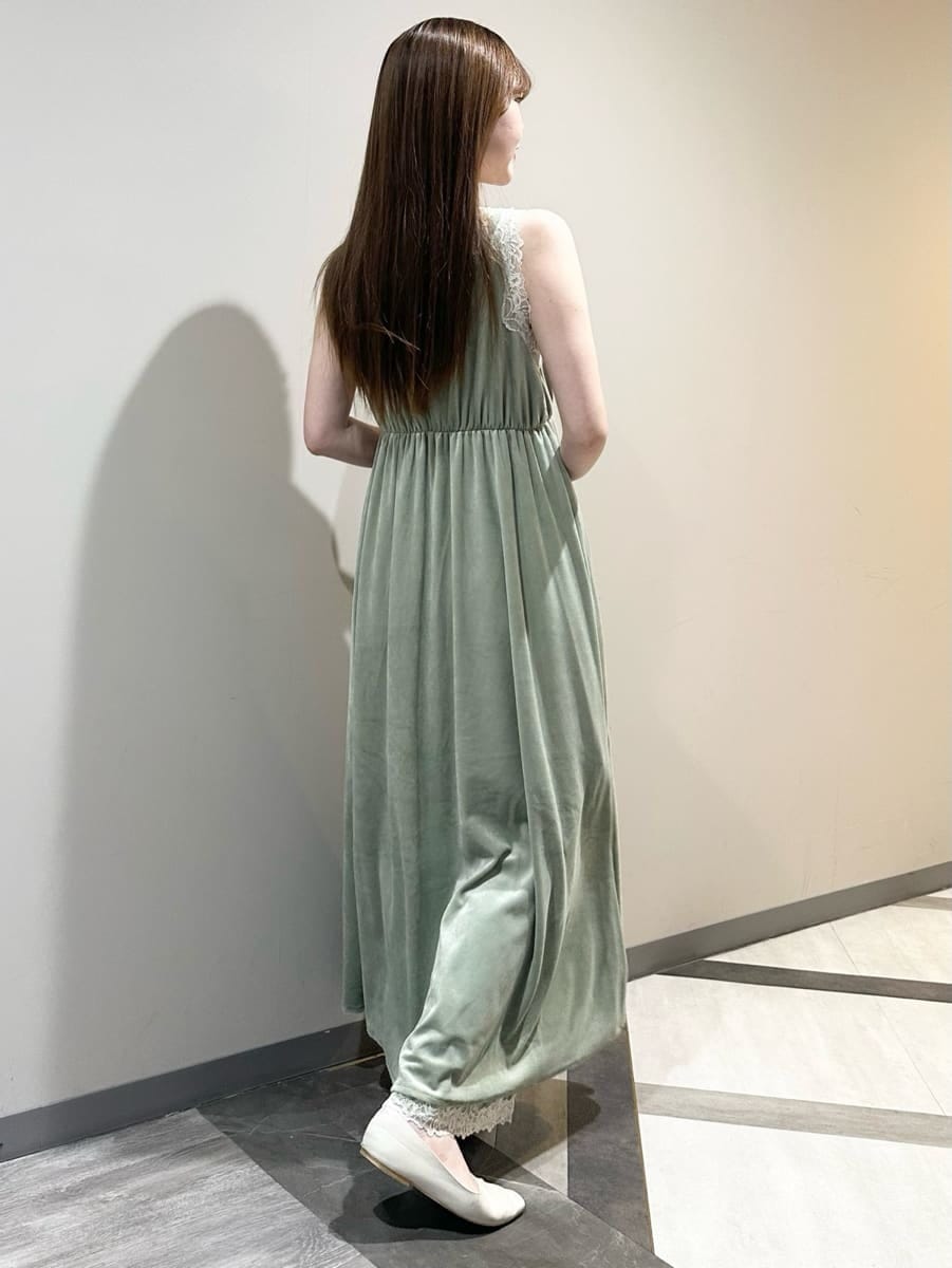 グリーン系のルームウェア/パジャマ、グリーン系のルームウェア/パジャマを着用したレディースの秋コーディネートの3枚目の写真