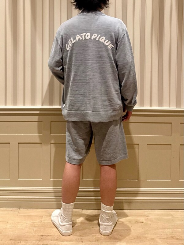 「Tシャツ、カーディガン、ギフト、ハーフパンツ、カップル、メンズ、エアリーモコ」｜「gelato piqueの【HOMME】ワンポイントダイナソーTシャツ（ルームウェア/パジャマ、ホワイト系）」を使った、gelato piqueさん（メンズ・170cm）の春コーディネートの2枚目の写真