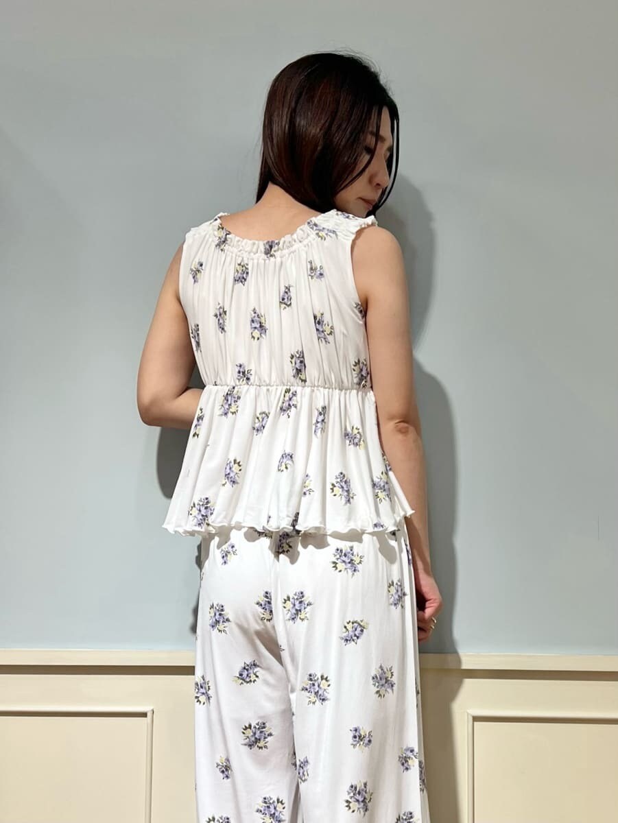 「カップイン、ロングパンツ、キャミソール、ギフト、らくちん、ゆったり、リラックス、ワンマイル、花柄、大人、レーヨン、フェミニン」｜「gelato piqueの花柄カップインフリルタンクトップ（ルームウェア/パジャマ、ブルー系）」を使った、gelato piqueさん（レディース・158cm）の春コーディネートの3枚目の写真