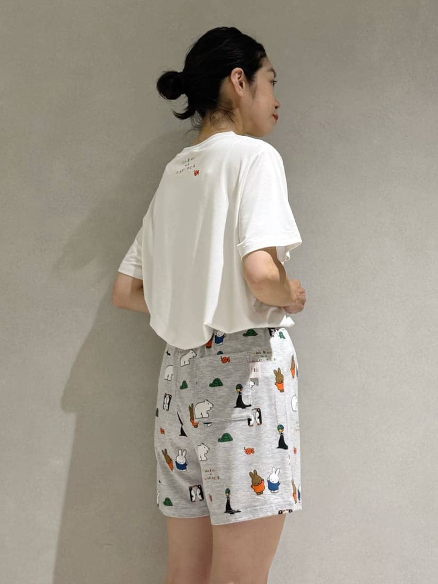 「冷感、ロゴ、親子おそろい、Tシャツ、ショートパンツ、ギフト、カジュアル、らくちん、ゆったり、大きめ、リラックス、ワンマイル、大人、レーヨン、エコバッグ」｜「Miffyの【Dick Bruna】【接触冷感】ワンポイントTシャツ（ルームウェア/パジャマ、ホワイト系）」を使った、gelato piqueさん（レディース・168cm）の夏コーディネートの7枚目の写真