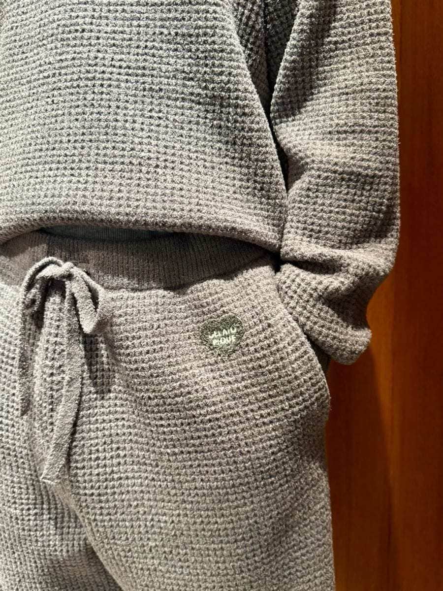 グレー系のルームウェア/パジャマ、グレー系のルームウェア/パジャマを着用したメンズの秋コーディネートの4枚目の写真