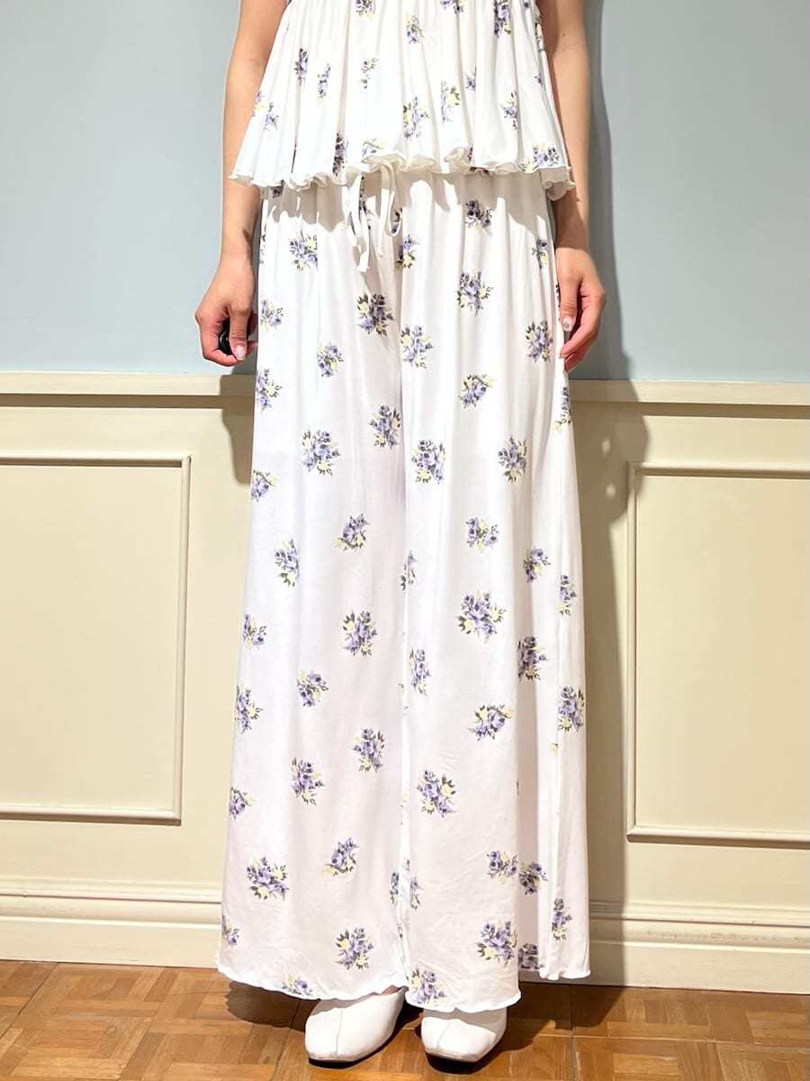 「カップイン、ロングパンツ、キャミソール、ギフト、らくちん、ゆったり、リラックス、ワンマイル、花柄、大人、レーヨン、フェミニン」｜「gelato piqueの花柄カップインフリルタンクトップ（ルームウェア/パジャマ、ブルー系）」を使った、gelato piqueさん（レディース・158cm）の春コーディネートの5枚目の写真
