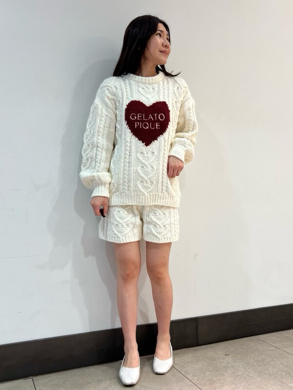 「ロゴ、ニット、ショートパンツ、ギフト、プルオーバー、らくちん、リラックス、ワンマイル、大人、モコモコ、バレンタイン、ハート、フェミニン」｜「gelato piqueの【ラッピング済み】【Valentine】ハートアランプルオーバー＆ショートパンツSET（ルームウェア/パジャマ、ベージュ系）」を使った、gelato piqueさん（レディース・158cm）の冬コーディネートの2枚目の写真