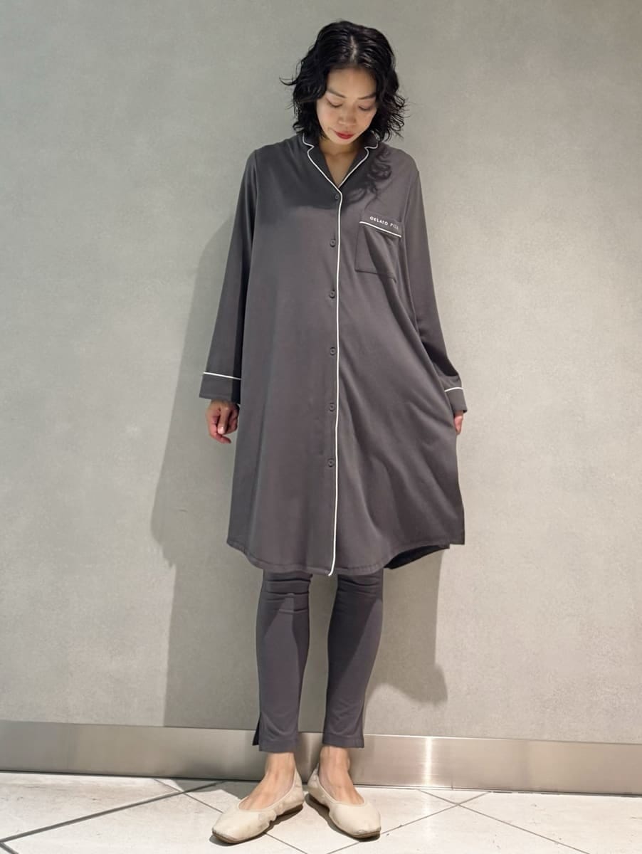 グレー系のルームウェア/パジャマ、グレー系のマタニティウェア/グッズ、グレー系のマタニティウェア/グッズを着用したレディースの秋コーディネートの5枚目の写真