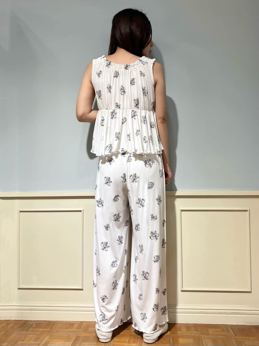 「カップイン、ロングパンツ、キャミソール、ギフト、らくちん、ゆったり、リラックス、ワンマイル、花柄、大人、レーヨン、フェミニン」｜「gelato piqueの花柄カップインフリルタンクトップ（ルームウェア/パジャマ、ブルー系）」を使った、gelato piqueさん（レディース・158cm）の春コーディネートの4枚目の写真