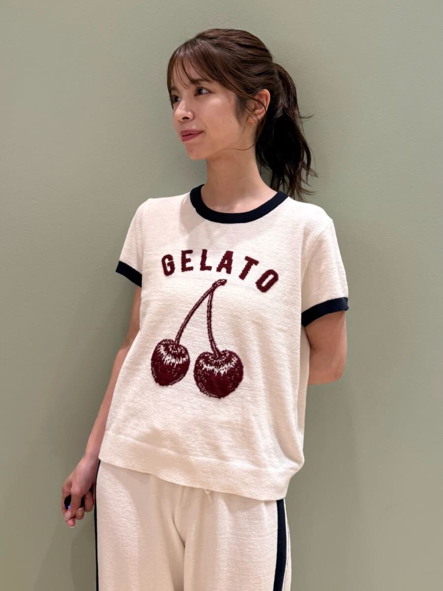 ホワイト系のルームウェア/パジャマ、ホワイト系のルームウェア/パジャマ、グレー系のペット用キャリーケースを着用したレディースの夏コーディネートの5枚目の写真