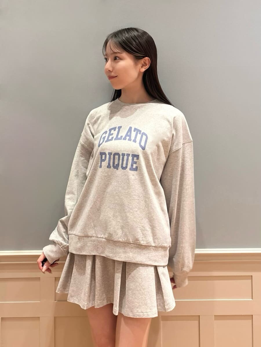 グレー系のルームウェア/パジャマ、グレー系のルームウェア/パジャマを着用したレディースの秋コーディネートの2枚目の写真