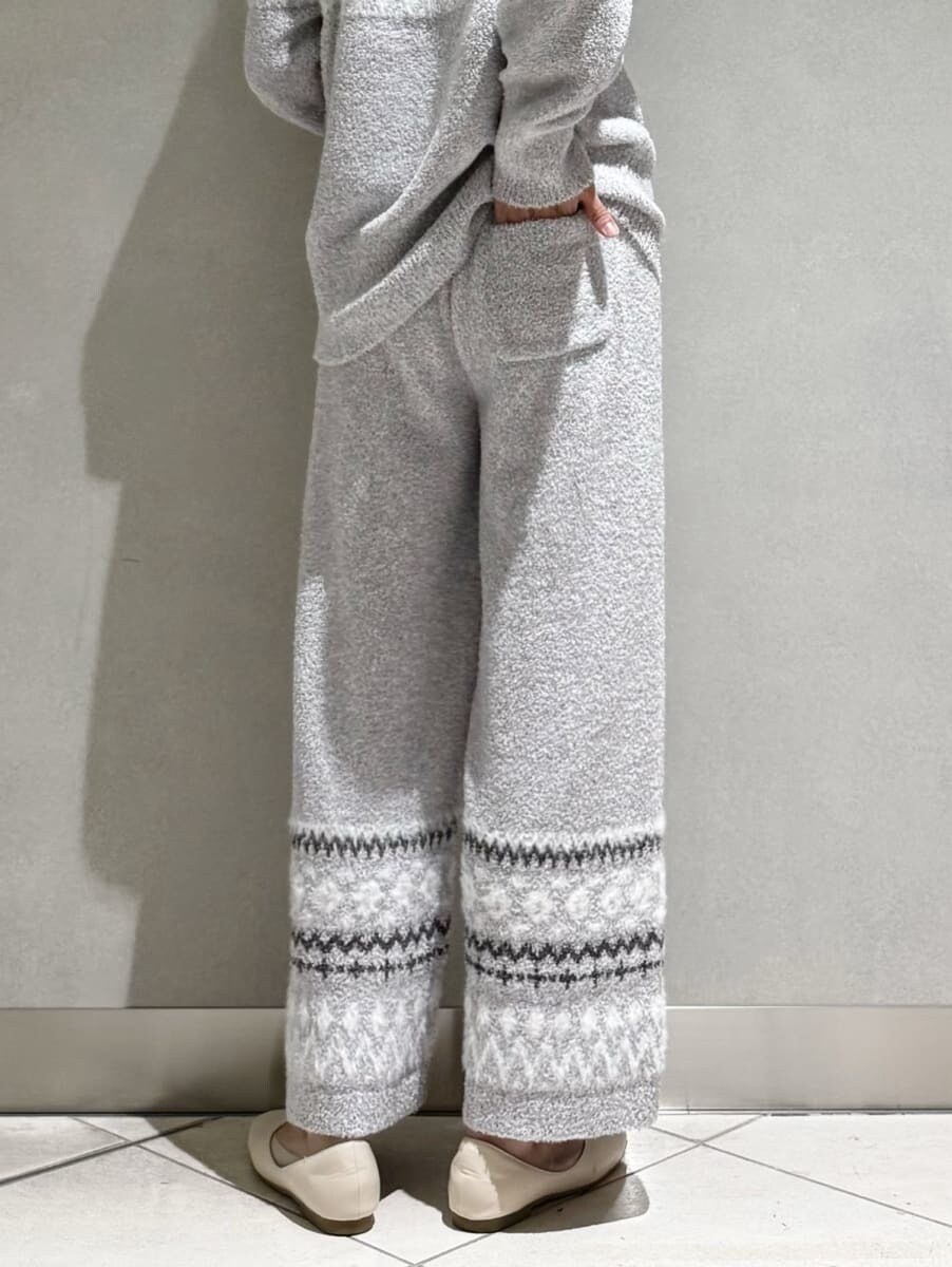 グレー系のルームウェア/パジャマ、グレー系のルームウェア/パジャマを着用したレディースの秋コーディネートの7枚目の写真