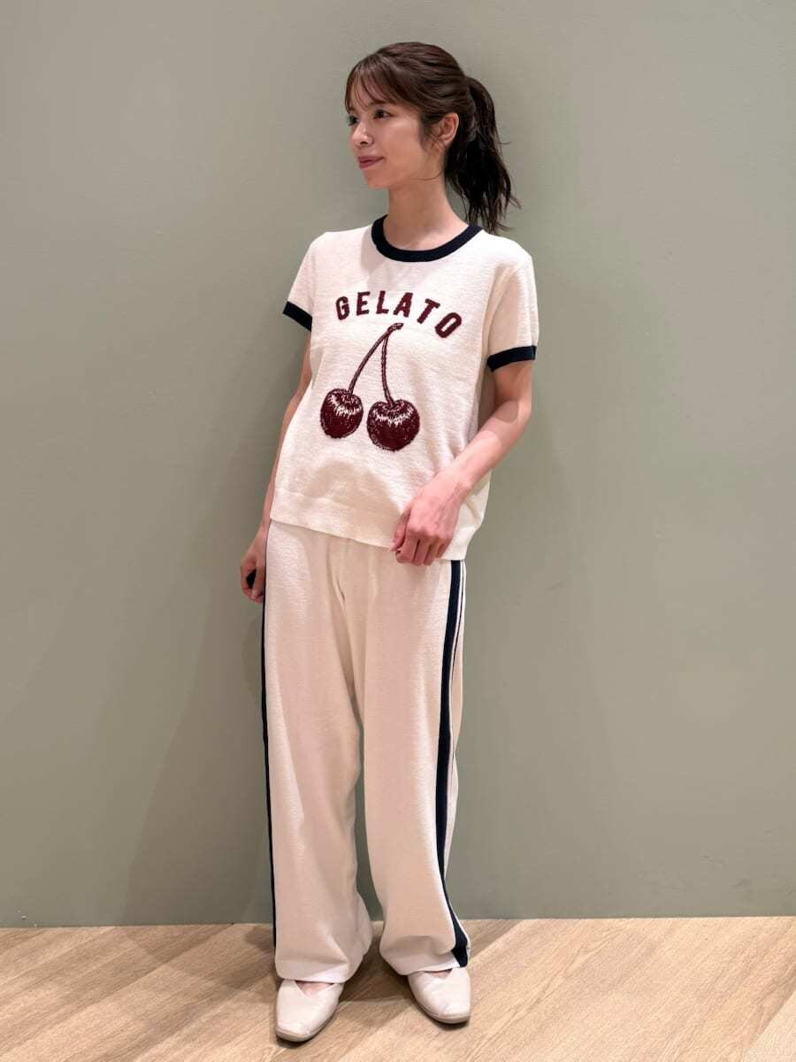 ホワイト系のルームウェア/パジャマ、ホワイト系のルームウェア/パジャマ、グレー系のペット用キャリーケースを着用したレディースの夏コーディネートの2枚目の写真