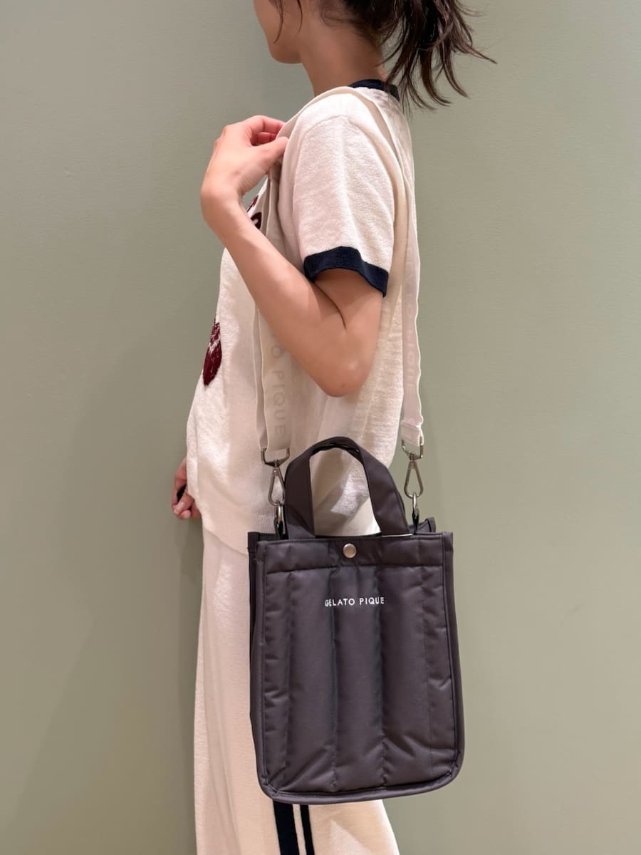 ホワイト系のルームウェア/パジャマ、ホワイト系のルームウェア/パジャマ、グレー系のペット用キャリーケースを着用したレディースの夏コーディネートの7枚目の写真