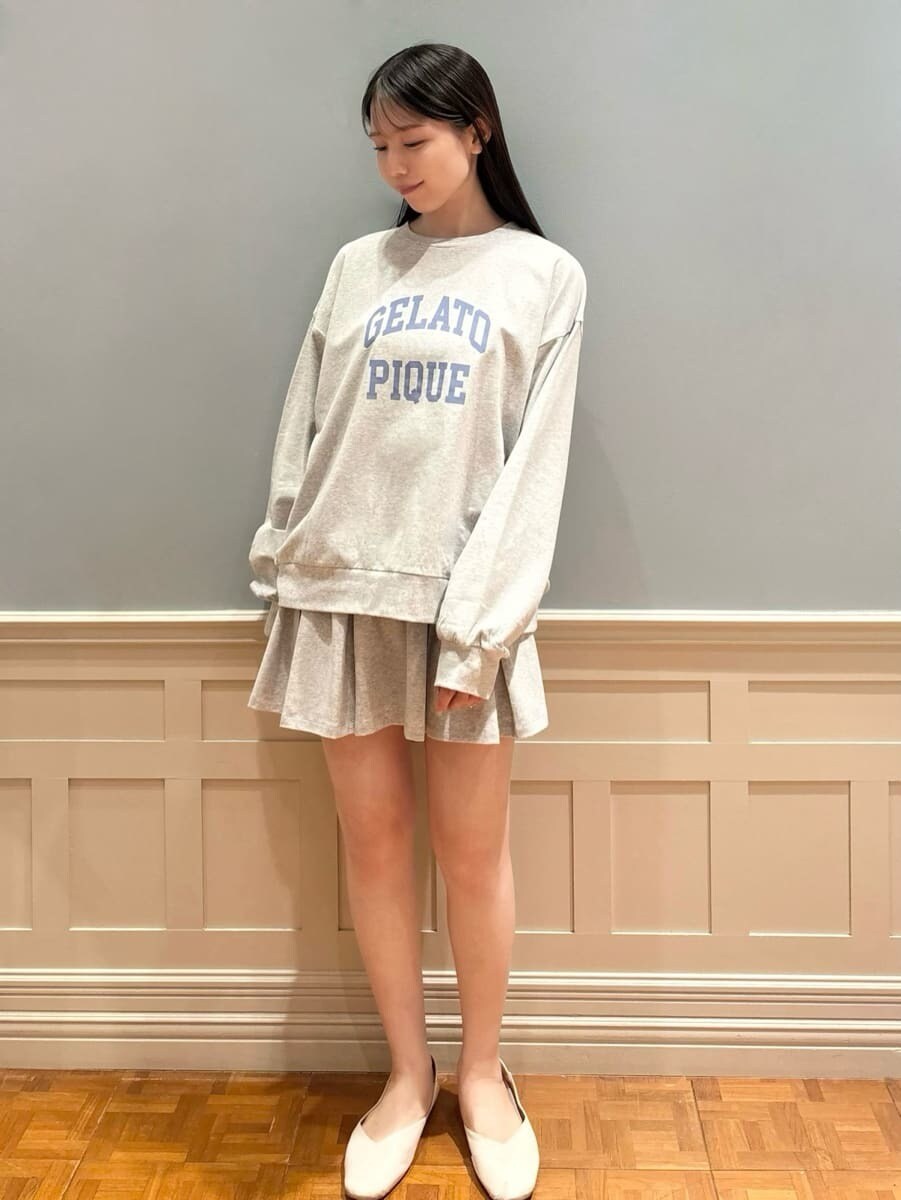 グレー系のルームウェア/パジャマ、グレー系のルームウェア/パジャマを着用したレディースの秋コーディネートの3枚目の写真