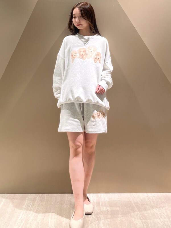 「イヌ、アニマル、コットン、ロゴ、親子おそろい、ショートパンツ、ギフト、プルオーバー、らくちん、ゆったり、リラックス、ワンマイル、大人」｜「gelato piqueの【限定カラーあり】トイプードル裏毛プルオーバー（ルームウェア/パジャマ、グレー系）」を使った、gelato piqueさん（レディース・150cm）の春コーディネートの2枚目の写真