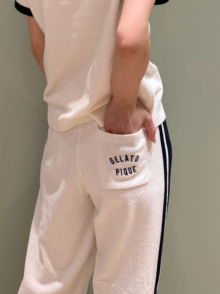 ホワイト系のルームウェア/パジャマ、ホワイト系のルームウェア/パジャマ、グレー系のペット用キャリーケースを着用したレディースの夏コーディネートの6枚目の写真