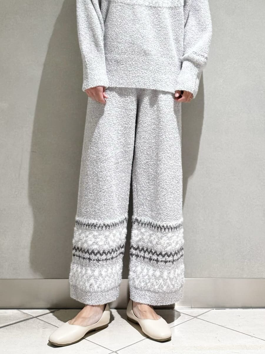 グレー系のルームウェア/パジャマ、グレー系のルームウェア/パジャマを着用したレディースの秋コーディネートの6枚目の写真