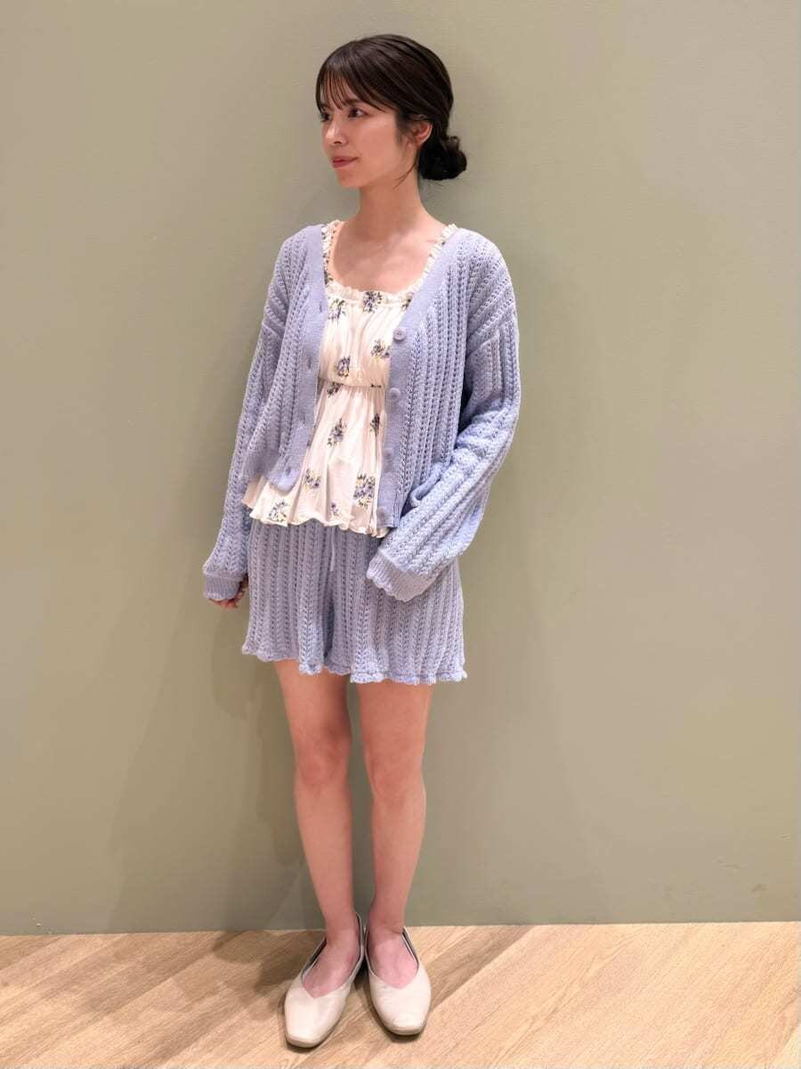 「ロゴ、カーディガン、ショートパンツ、ギフト、らくちん、ゆったり、リラックス、花柄、大人、タンクトップ、フェミニン、エアリーモコ」｜「gelato piqueのクロシェカーディガン（ルームウェア/パジャマ、ブルー系）」を使った、gelato piqueさん（レディース・156cm）の春コーディネートの6枚目の写真