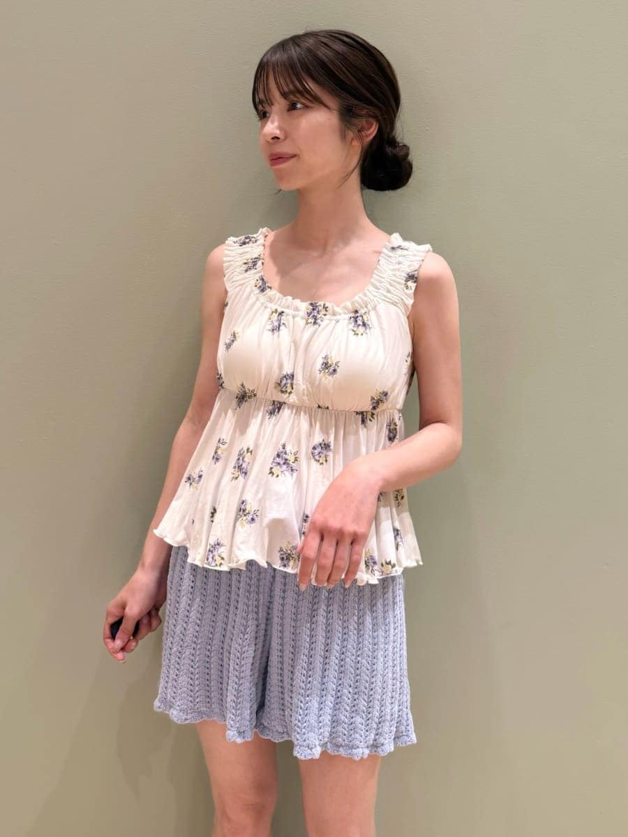 「ロゴ、カーディガン、ショートパンツ、ギフト、らくちん、ゆったり、リラックス、花柄、大人、タンクトップ、フェミニン、エアリーモコ」｜「gelato piqueのクロシェカーディガン（ルームウェア/パジャマ、ブルー系）」を使った、gelato piqueさん（レディース・156cm）の春コーディネートの4枚目の写真
