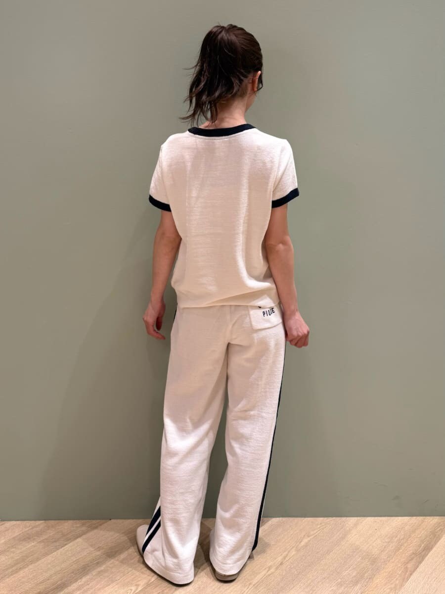 ホワイト系のルームウェア/パジャマ、ホワイト系のルームウェア/パジャマ、グレー系のペット用キャリーケースを着用したレディースの夏コーディネートの3枚目の写真