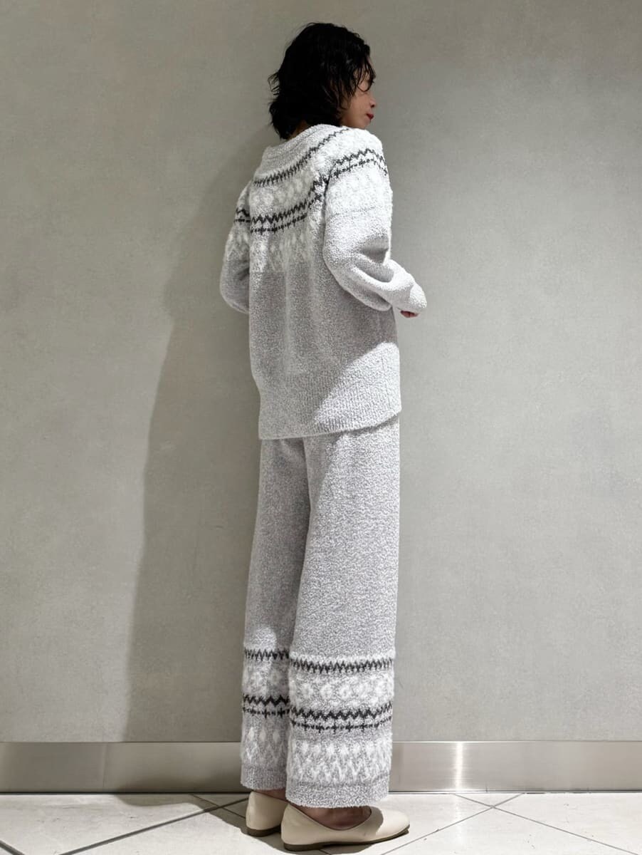 グレー系のルームウェア/パジャマ、グレー系のルームウェア/パジャマを着用したレディースの秋コーディネートの2枚目の写真