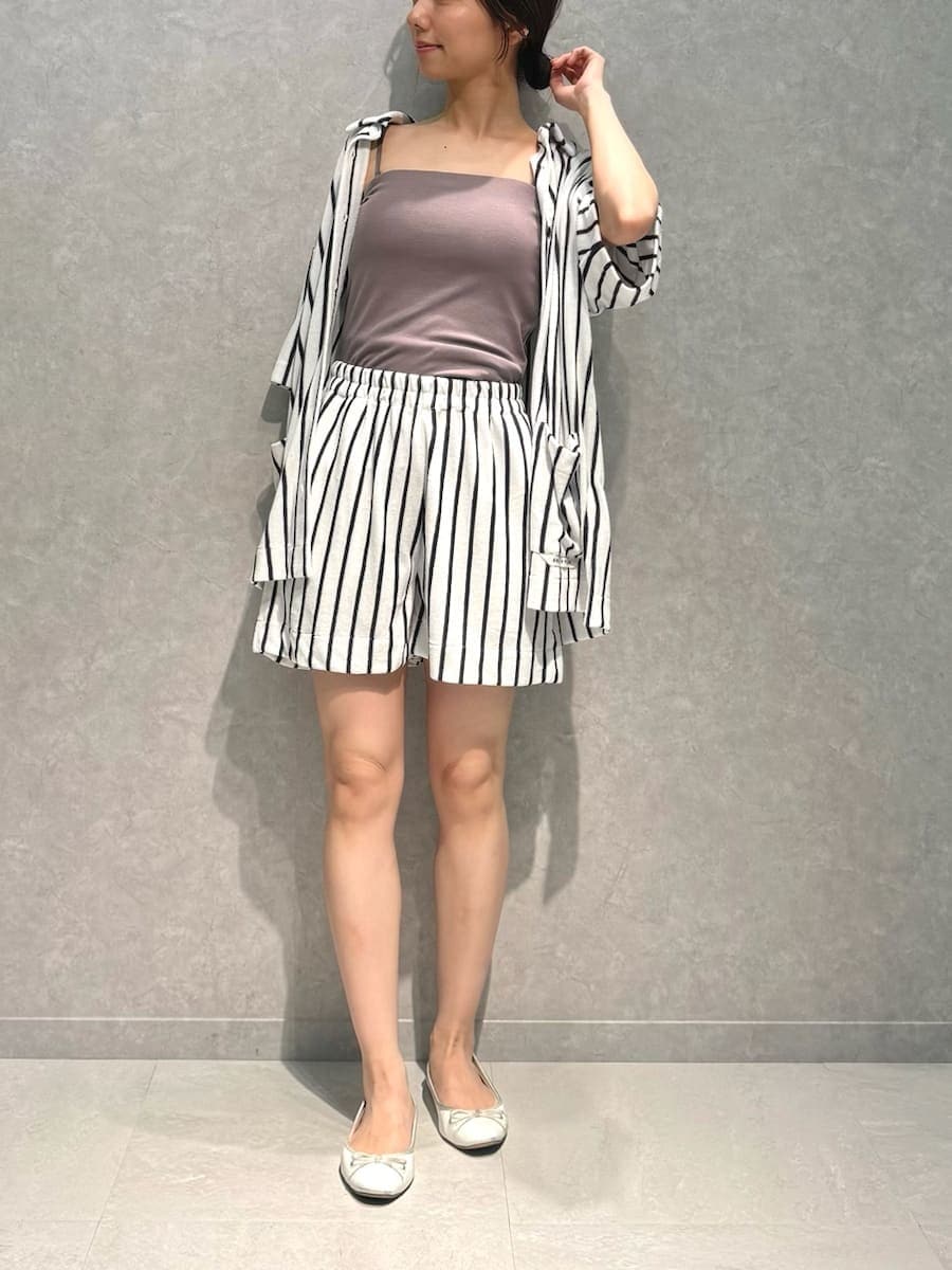 「冷感、カップイン、キャミソール、ショートパンツ、シャツ、冷房対策」｜「gelato piqueの【接触冷感】ストライプパイルシャツ（ルームウェア/パジャマ、ブルー系）」を使った、gelato piqueさん（レディース・156cm）の春コーディネートの3枚目の写真
