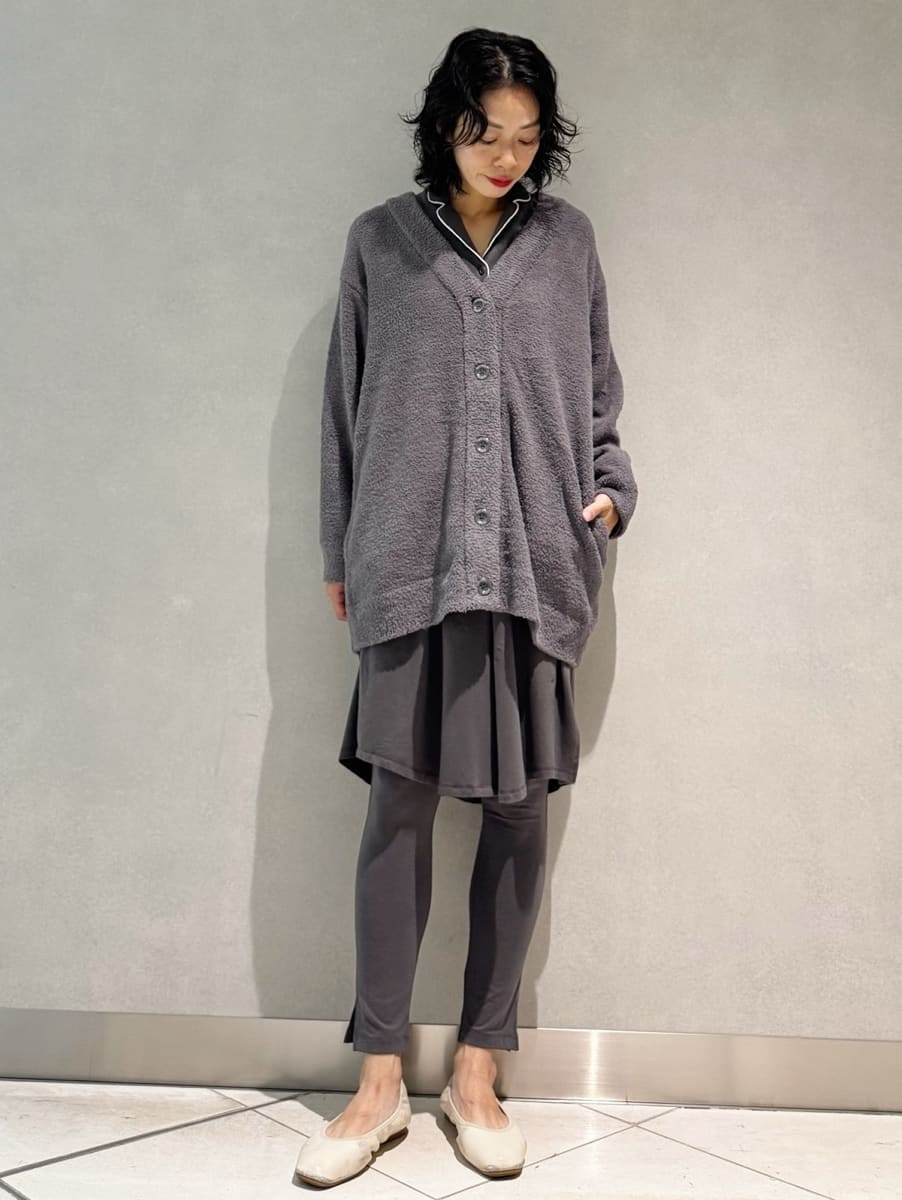 グレー系のルームウェア/パジャマ、グレー系のマタニティウェア/グッズ、グレー系のマタニティウェア/グッズを着用したレディースの秋コーディネートの2枚目の写真