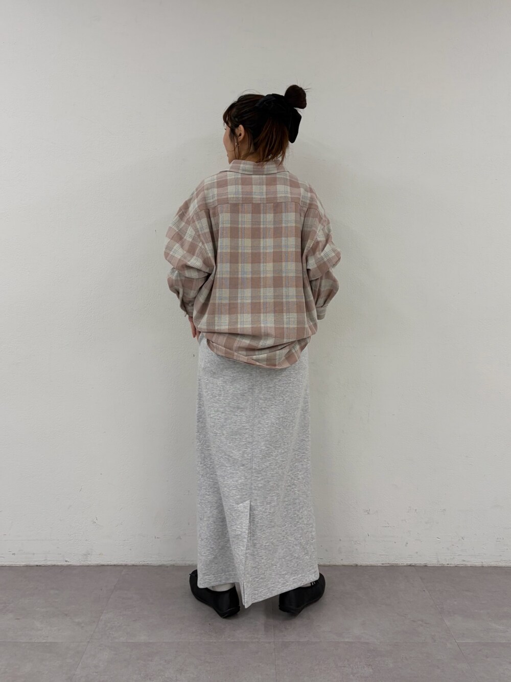 ピンク系のシャツ/ブラウス、ブラック系のパンプス、ブラック系のシュシュを着用したレディースの冬コーディネートの3枚目の写真