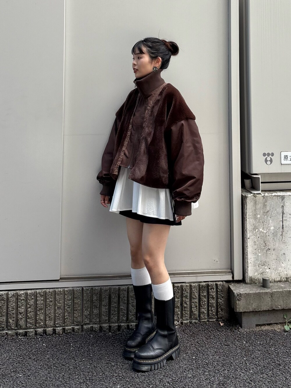 ブラウン系のブルゾン、ホワイト系のシャツ/ブラウスを着用したレディースの夏コーディネートの2枚目の写真