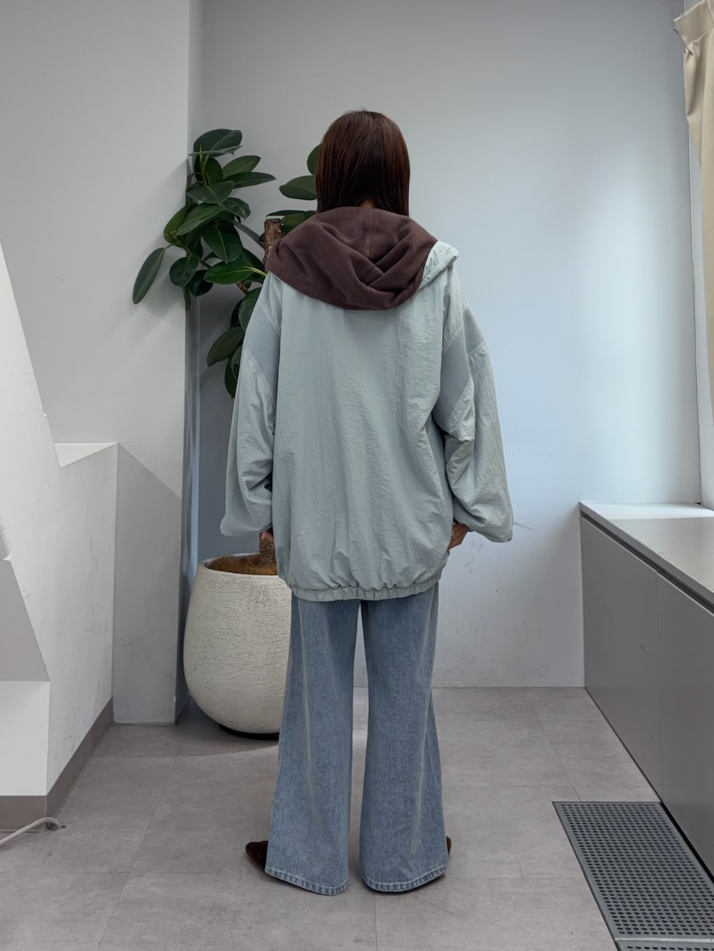 ブルー系のブルゾン、ホワイト系のTシャツ/カットソー、ブルー系のデニムパンツを着用したレディースの夏コーディネートの3枚目の写真