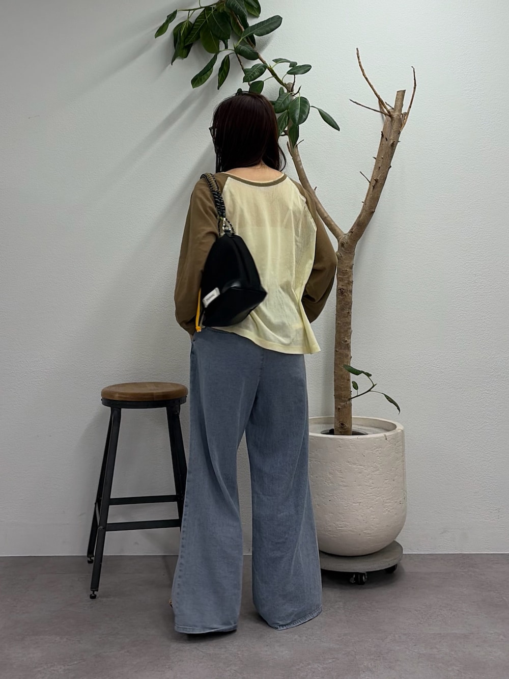 イエロー系のTシャツ/カットソー、ブルー系のデニムパンツ、ベージュ系のパンプスを着用したレディースの春コーディネートの2枚目の写真
