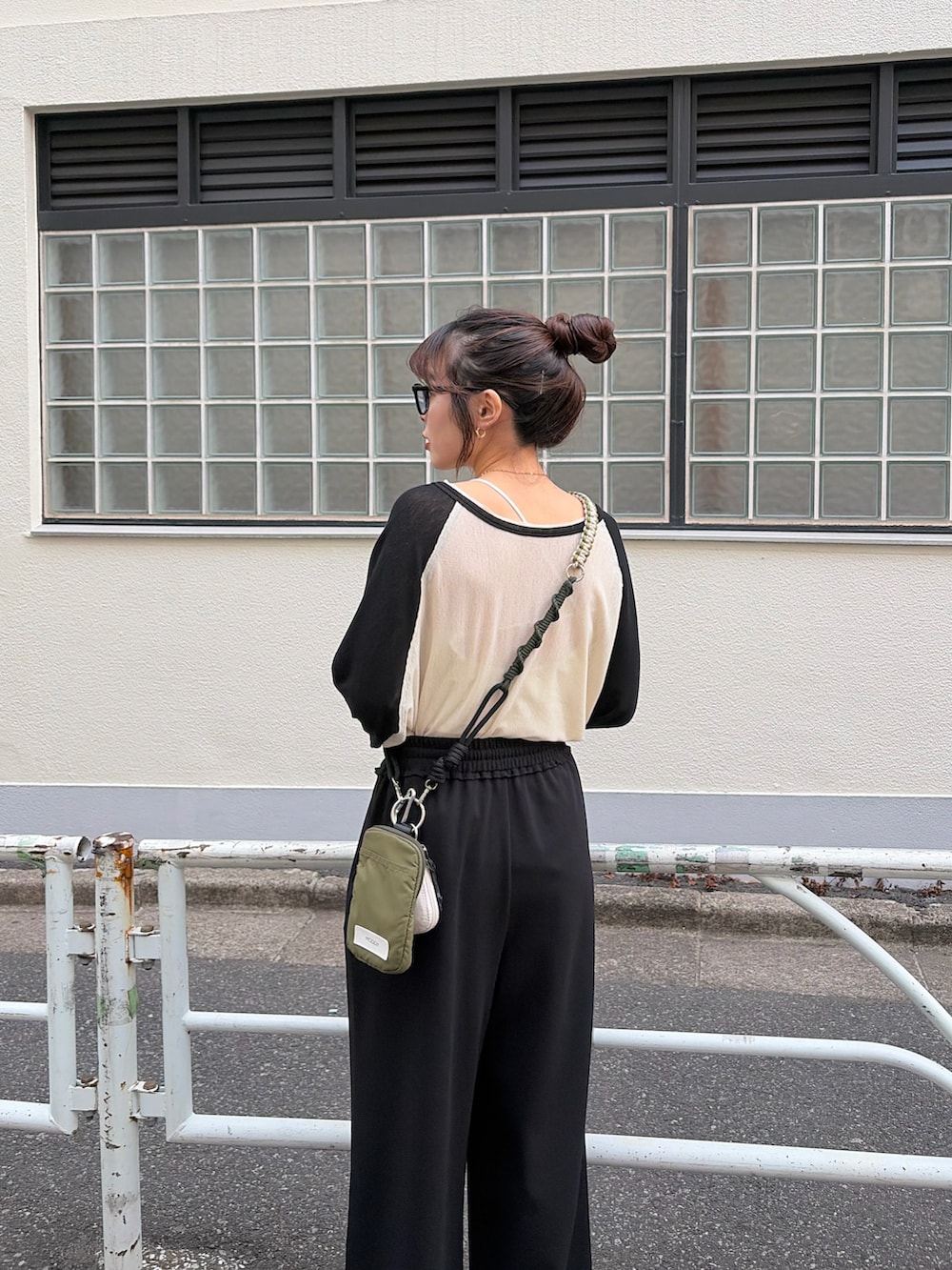 ホワイト系のTシャツ/カットソー、ブラック系のスラックスを着用したレディースの冬コーディネートの4枚目の写真