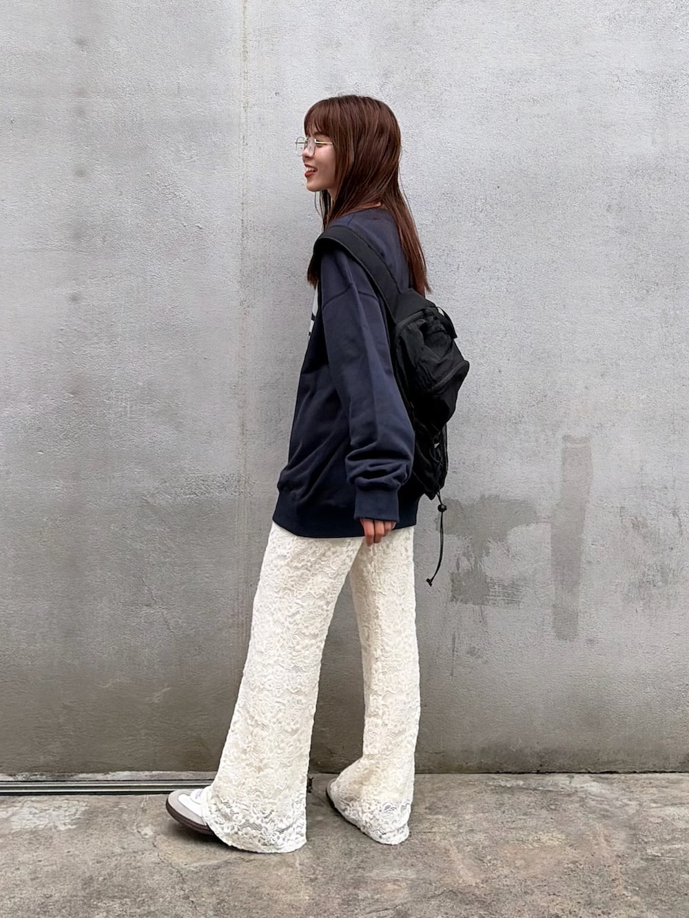 ホワイト系のその他パンツ、ブルー系のスウェット、ブラック系のバックパック/リュックを着用したレディースの秋コーディネートの5枚目の写真
