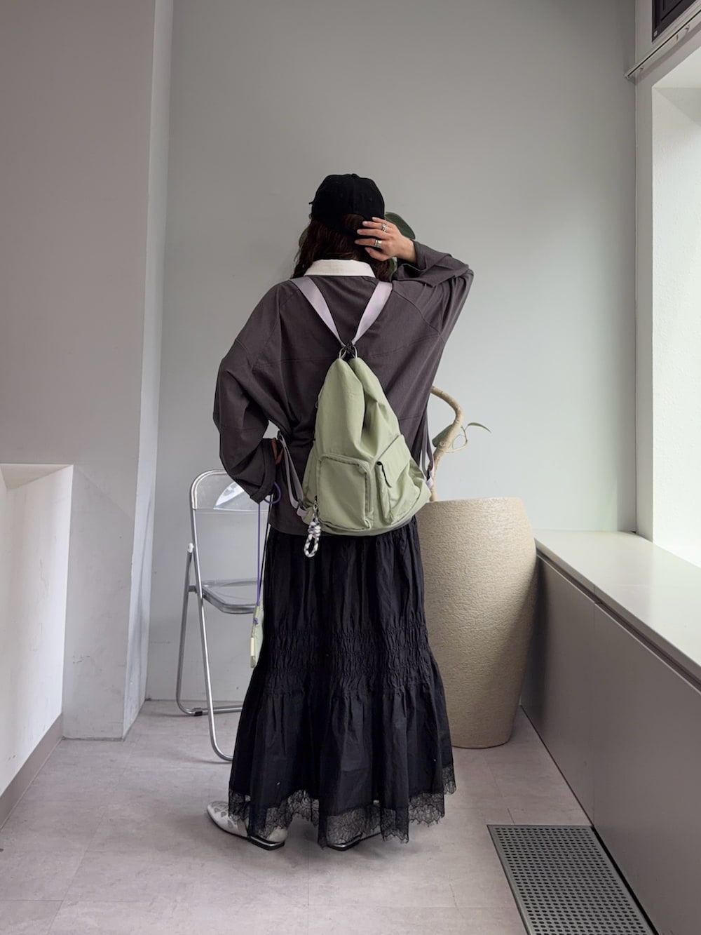 グレー系のTシャツ/カットソー、ブラック系のスカートを着用したレディースの春コーディネートの3枚目の写真