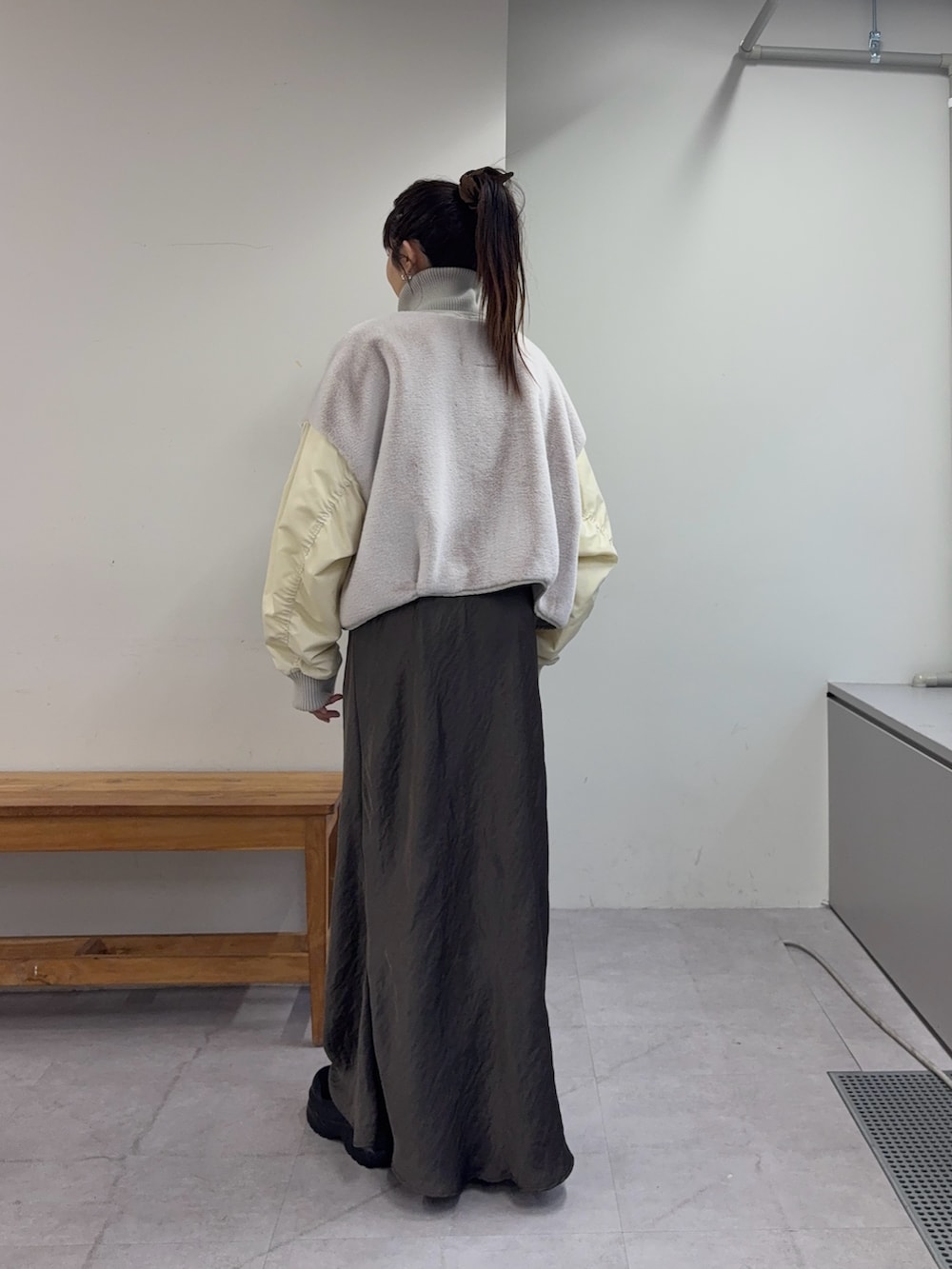「サテンスカート、スカート、大人カジュアル、大人コーデ、大人女子、ファーコート、カジュアル、カジュアルコーデ、カジュアルスタイル、冬コーデ、冬アウター、冬のコーデ、アウターコーデ、アウター」｜「etsintaの【etsinta】ファー切替ショートスタンドジャケット/WEB限定カラーあり（ブルゾン、ホワイト系）」を使った、kyaaaiさん（レディース・156cm）の夏コーディネートの3枚目の写真