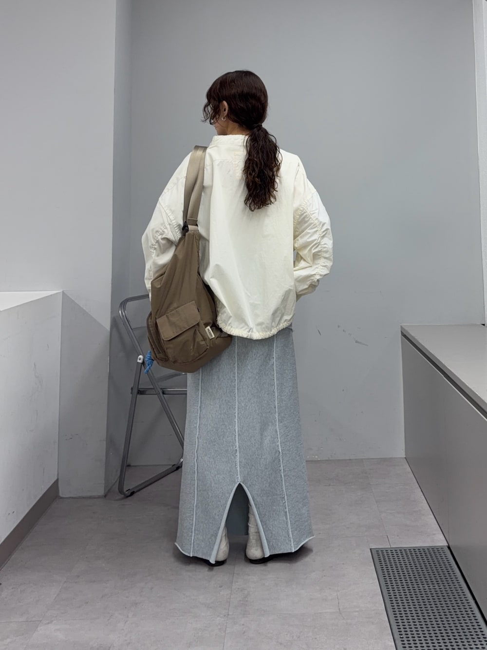 ホワイト系のシャツ/ブラウス、ブルー系のスカート、ブラック系のパンプスを着用したレディースの春コーディネートの3枚目の写真