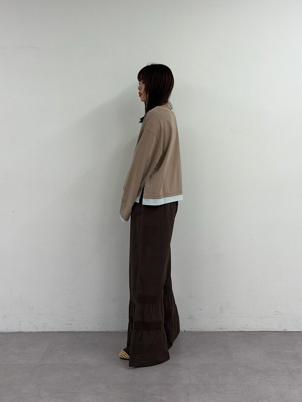 ベージュ系のTシャツ/カットソー、ブラウン系のその他パンツ、ベージュ系のパンプスを着用したレディースの春コーディネートの2枚目の写真