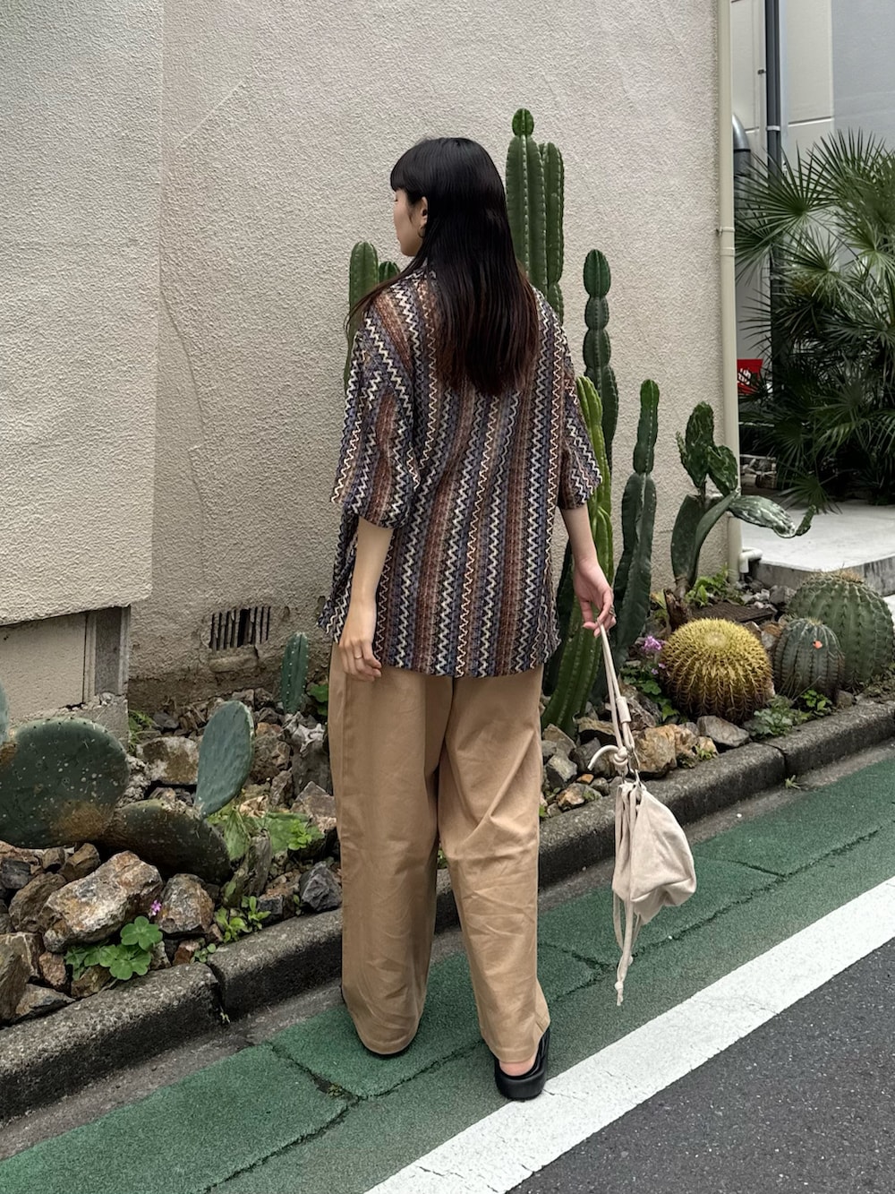 「バルファスレース、レース、レースシャツ、シャツ、シャツコーデ、シンプル、シンプルコーデ、シンプルスタイル、夏コーデ、大人、大人カジュアル、大人コーデ、カジュアル、カジュアルコーデ、カジュアルスタイル」｜「CIAOPANIC TYPYの【通気性◎】ユニセックスレースシアーストライプ柄ルーズシャツ（シャツ/ブラウス、ブラウン系）」を使った、kyaaaiさん（レディース・156cm）の夏コーディネートの3枚目の写真
