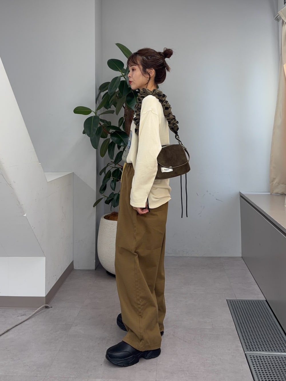 ホワイト系のTシャツ/カットソー、ベージュ系のその他パンツ、ブラック系のパンプスを着用したレディースの夏コーディネートの2枚目の写真