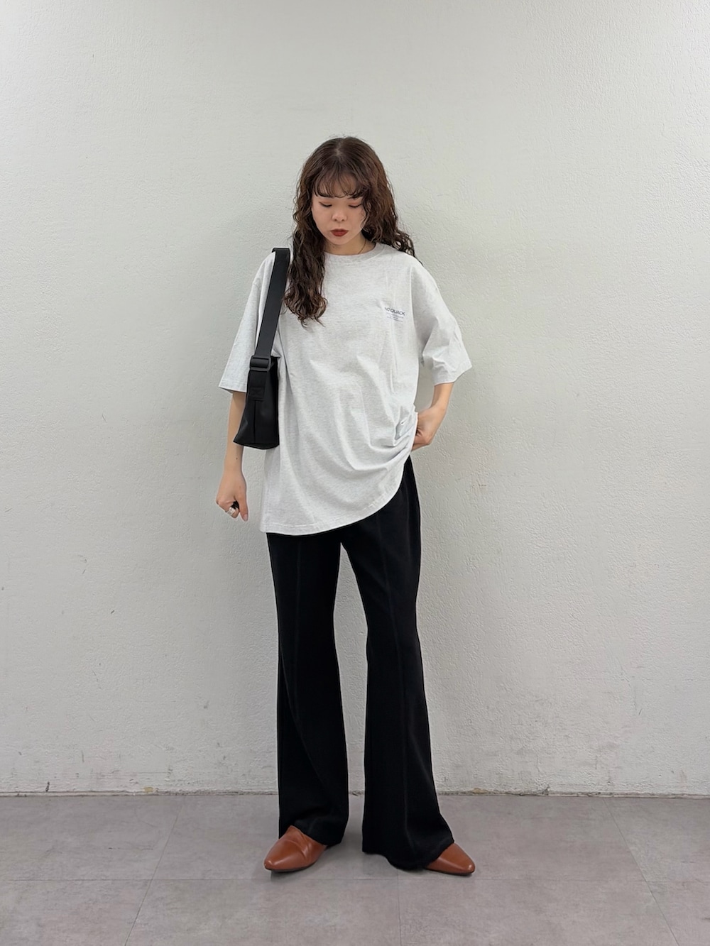 グレー系のTシャツ/カットソー、ブラック系のその他パンツ、ブラウン系のパンプスを着用したレディースの春コーディネートの3枚目の写真