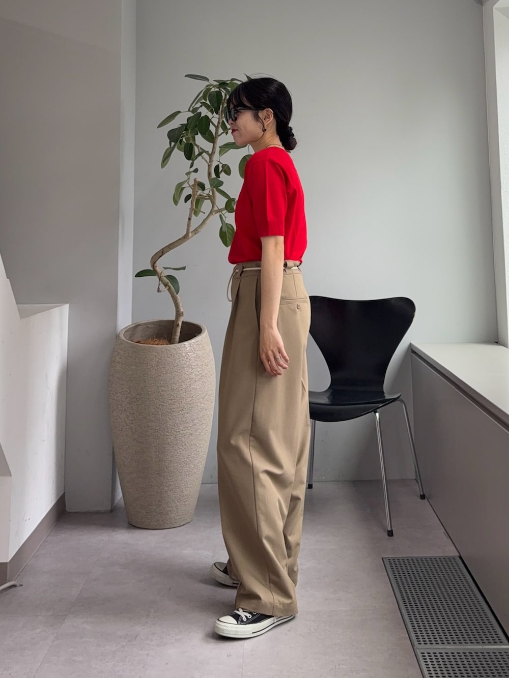 ベージュ系のその他パンツ、レッド系のニット/セーターを着用したレディースの春コーディネートの2枚目の写真