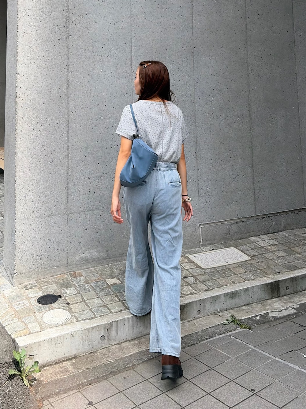 ブルー系のデニムパンツ、グレー系のTシャツ/カットソーを着用したレディースの夏コーディネートの5枚目の写真