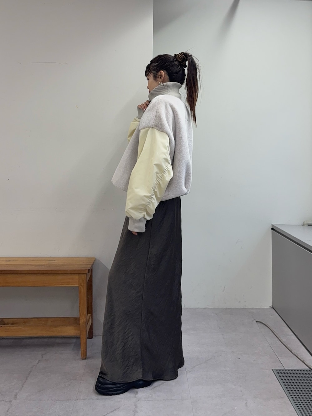 「サテンスカート、スカート、大人カジュアル、大人コーデ、大人女子、ファーコート、カジュアル、カジュアルコーデ、カジュアルスタイル、冬コーデ、冬アウター、冬のコーデ、アウターコーデ、アウター」｜「etsintaの【etsinta】ファー切替ショートスタンドジャケット/WEB限定カラーあり（ブルゾン、ホワイト系）」を使った、kyaaaiさん（レディース・156cm）の夏コーディネートの2枚目の写真