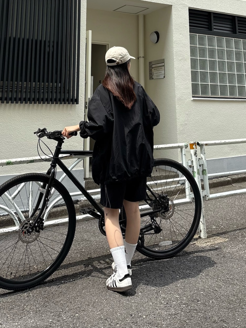 「梅雨、梅雨コーデ、楽チンコーデ、メンズライク、シンプル、シンプルコーデ、大人、大人カジュアル、大人コーデ、大人女子、春アウター、ショーツ」｜「Franklin Climbingの【UVカット・撥水機能付き】【Franklin Climbing】カスケードライトジャケット（ナイロンジャケット、ブラック系）」を使った、kyaaaiさん（レディース・156cm）の春コーディネートの4枚目の写真