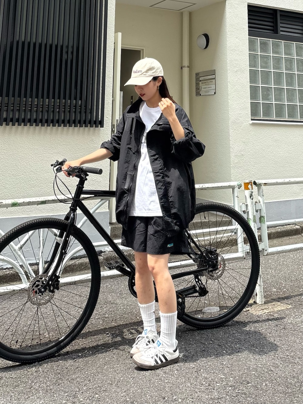 「梅雨、梅雨コーデ、楽チンコーデ、メンズライク、シンプル、シンプルコーデ、大人、大人カジュアル、大人コーデ、大人女子、春アウター、ショーツ」｜「Franklin Climbingの【UVカット・撥水機能付き】【Franklin Climbing】カスケードライトジャケット（ナイロンジャケット、ブラック系）」を使った、kyaaaiさん（レディース・156cm）の春コーディネートの3枚目の写真