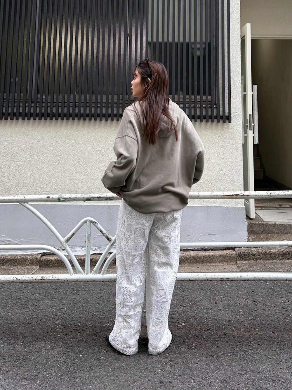 ベージュ系のパーカー、ホワイト系のその他パンツ、ブラック系のパンプスを着用したレディースの冬コーディネートの3枚目の写真