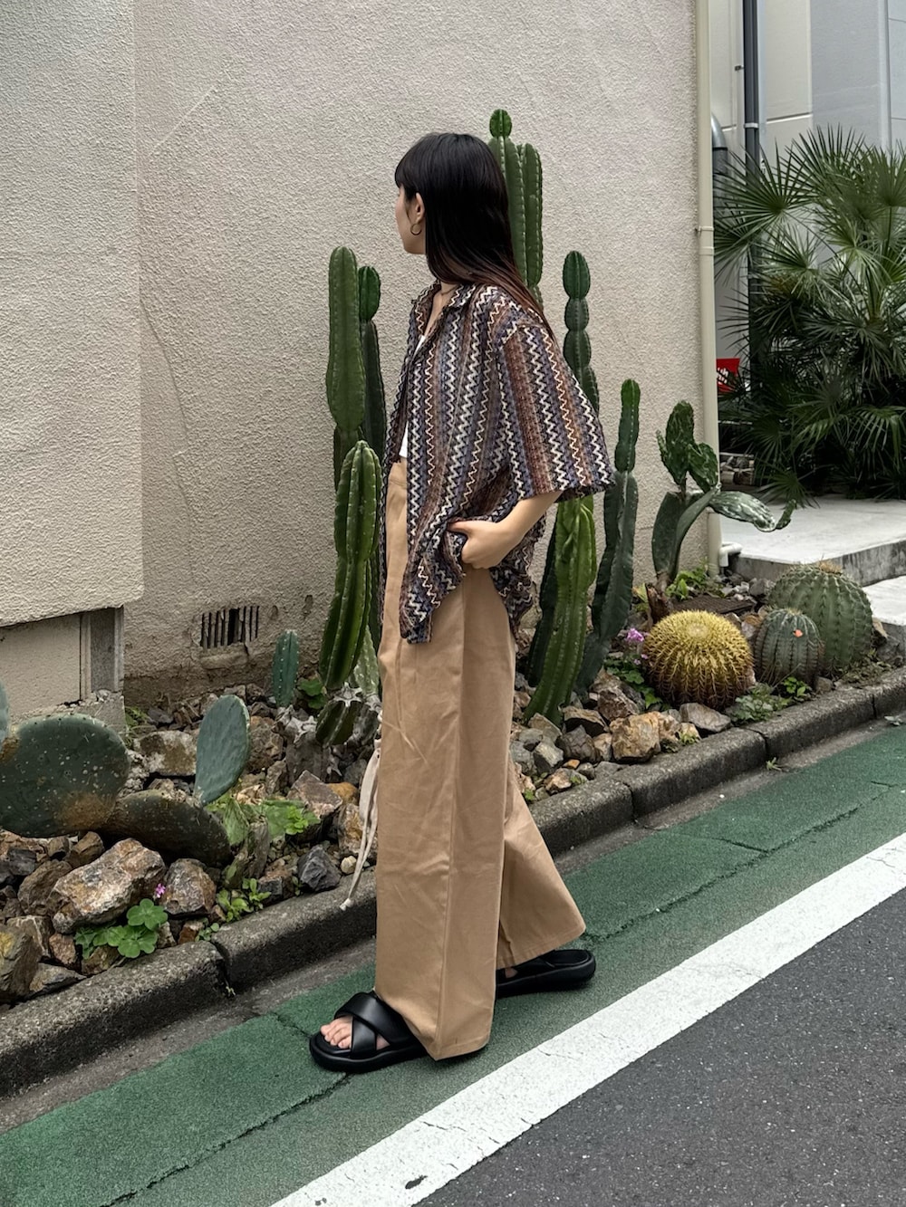 「バルファスレース、レース、レースシャツ、シャツ、シャツコーデ、シンプル、シンプルコーデ、シンプルスタイル、夏コーデ、大人、大人カジュアル、大人コーデ、カジュアル、カジュアルコーデ、カジュアルスタイル」｜「CIAOPANIC TYPYの【通気性◎】ユニセックスレースシアーストライプ柄ルーズシャツ（シャツ/ブラウス、ブラウン系）」を使った、kyaaaiさん（レディース・156cm）の夏コーディネートの2枚目の写真