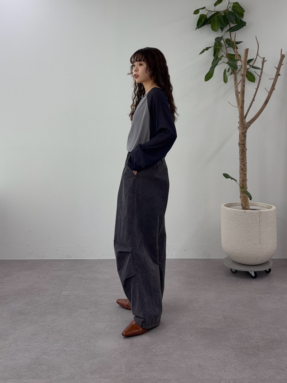 グレー系のTシャツ/カットソー、ブルー系のその他パンツ、ブラウン系のパンプスを着用したレディースの春コーディネートの2枚目の写真