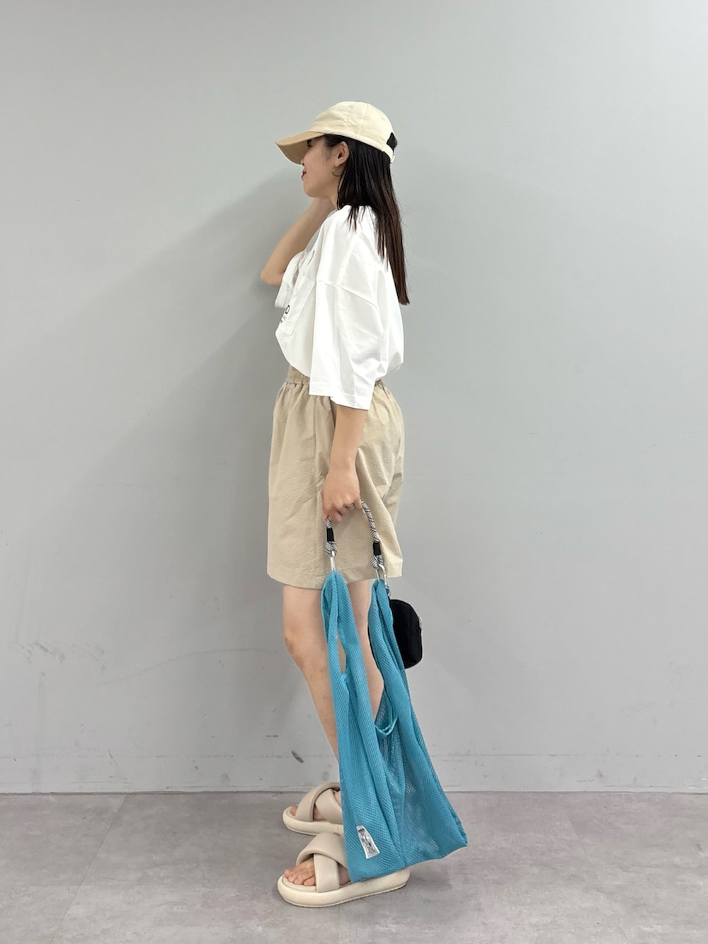 「メッシュバッグ、ラッシュガード、半袖、半袖Ｔシャツ、シンプル、シンプルコーデ、シンプルスタイル、夏コーデ、アウトドア、アウトドアスタイル、アウトドアコーデ、カジュアルコーデ、カジュアルスタイル」｜「DODの【DOD別注】コロコロタビッティー / ユニセックス（Tシャツ/カットソー、ホワイト系）」を使った、kyaaaiさん（レディース・156cm）の春コーディネートの2枚目の写真