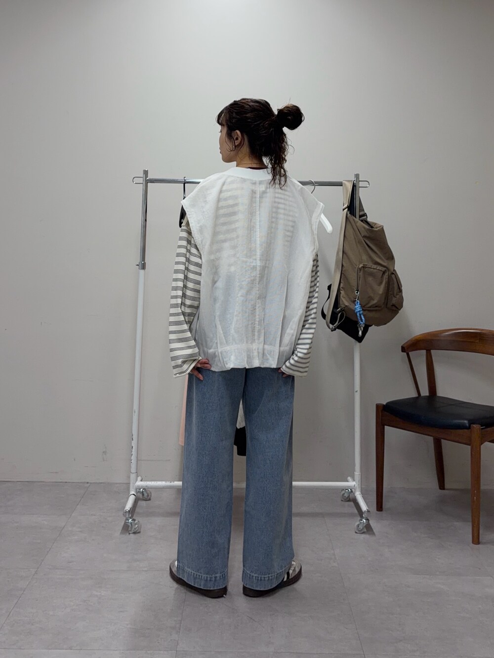 ホワイト系のブルゾン、ホワイト系のTシャツ/カットソー、ブルー系のデニムパンツを着用したレディースの春コーディネートの3枚目の写真