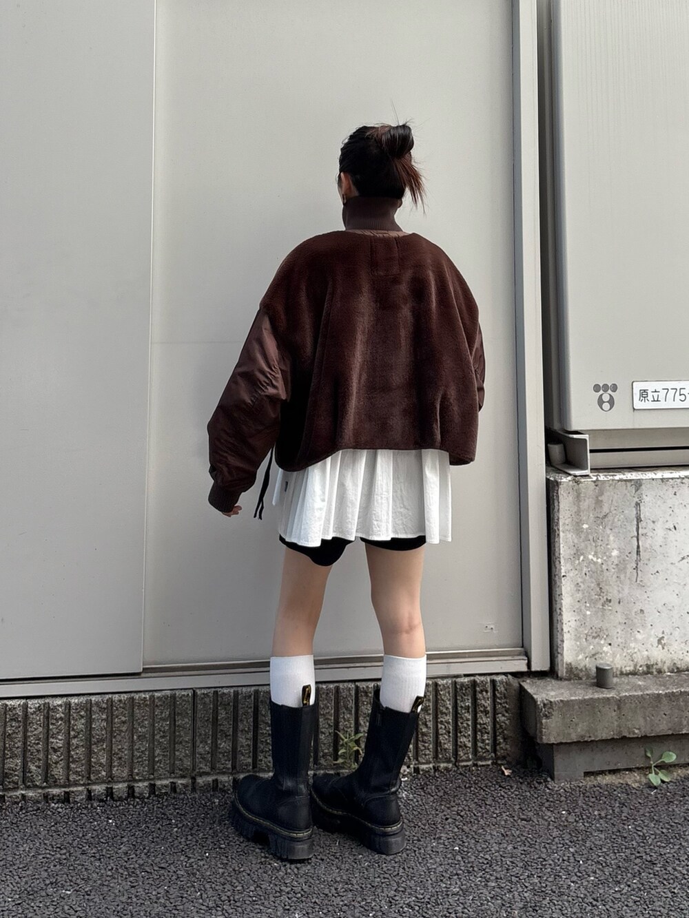 ブラウン系のブルゾン、ホワイト系のシャツ/ブラウスを着用したレディースの夏コーディネートの3枚目の写真